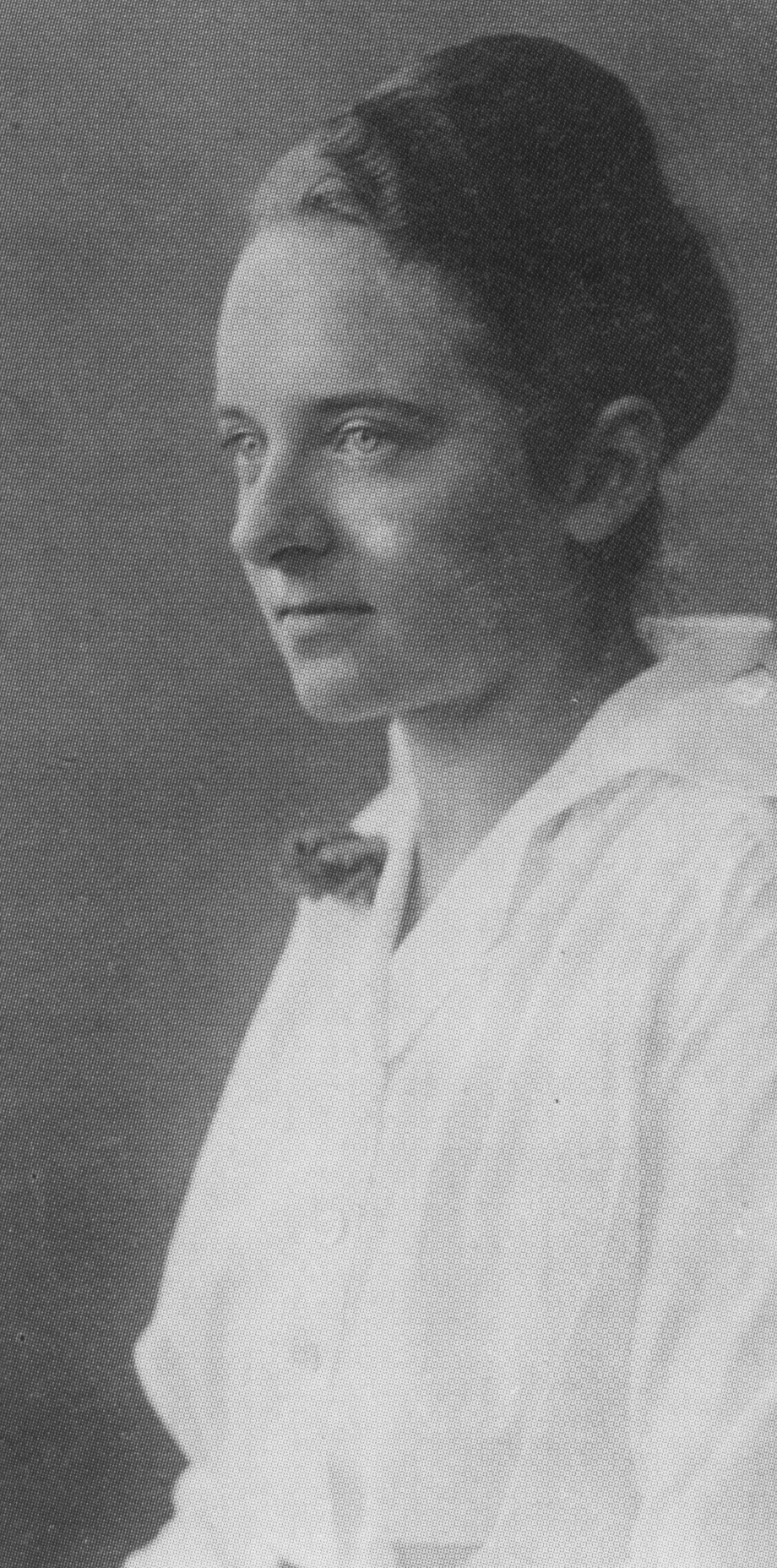 Betragen: Gut, Aufmerksamkeit: Gut, Fleiß: Genügend doch nicht gleichmäßig – Käthe Miethes Abgangszeugnis aus der Höheren Mädchenschule von Clara Keller,  29.IX 1909